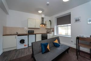 a living room with a couch and a kitchen at Fully Equipped Kitchen, Double room, Smart TV in Neath +121 photos