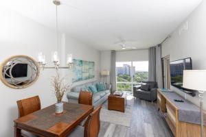 una sala de estar con un sofá y una mesa en Luau 6907 Sandestin Florida Beach Rentals 1 BR Tram included, en Destin