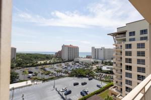 una vista aérea de un aparcamiento en una ciudad en Luau 6907 Sandestin Florida Beach Rentals 1 BR Tram included, en Destin
