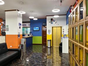 um lobby de um hospital com paredes e móveis coloridos em Puebla Inn Express em Puebla