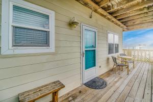 una habitación con una puerta y una mesa en una terraza en Baywatch F5, en Pensacola Beach