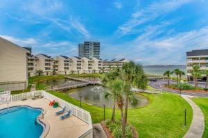una vista aérea de un complejo con piscina y palmeras en Baywatch F5, en Pensacola Beach