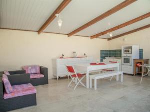 een woonkamer met een witte tafel en stoelen bij Loustalet Plus in Bagnols-en-Forêt