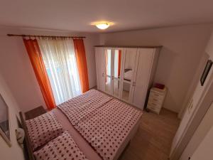 Ένα ή περισσότερα κρεβάτια σε δωμάτιο στο Apartment Barbat 4951a +21 φωτογραφίες
