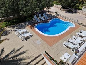 Bazén v ubytování Family friendly apartments with a swimming pool Barbat, Rab - 4951 nebo v jeho okolí