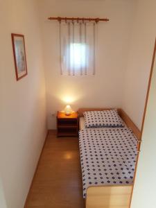 Postel nebo postele na pokoji v ubytování Family friendly apartments with a swimming pool Barbat, Rab - 4951
