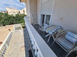 Balkón nebo terasa v ubytování Family friendly apartments with a swimming pool Barbat, Rab - 4951