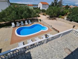 Bazén v ubytování Family friendly apartments with a swimming pool Barbat, Rab - 4951 nebo v jeho okolí