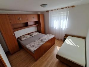 Postel nebo postele na pokoji v ubytování Family friendly apartments with a swimming pool Barbat, Rab - 4951