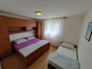 Postel nebo postele na pokoji v ubytování Family friendly apartments with a swimming pool Barbat, Rab - 4951