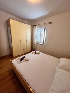 sypialnia z dużym białym łóżkiem i oknem w obiekcie Apartment Metajna 6465a w mieście Metajna