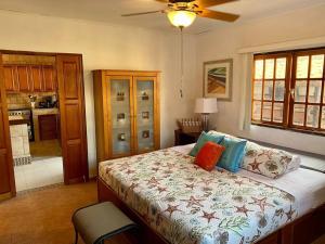 Un pat sau paturi într-o cameră la 3-bedroom villa with a jacuzzi