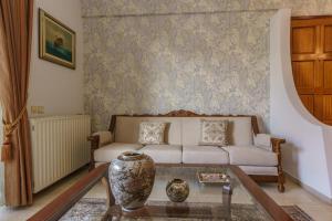 ein Wohnzimmer mit einem Sofa und einem Tisch in der Unterkunft Amaria Cozy Apartment in Iraklio