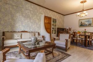 ein Wohnzimmer mit einem Sofa und einem Tisch in der Unterkunft Amaria Cozy Apartment in Iraklio
