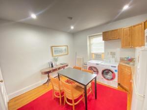 uma cozinha com uma mesa e uma máquina de lavar roupa em Good Night Sleep 1Bdrm 2 Queen Beds em Washington