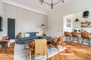 セント・アンドルーズにあるDouble Green House, Playfair Terraceの青いソファとテーブルのあるリビングルーム