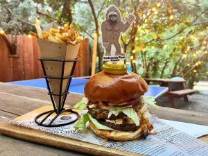 um hambúrguer e batatas fritas numa mesa em Redwoods River Resort & Campground em Leggett