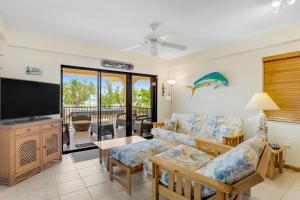 マラソンにあるSombrero Beach Retreatのソファとテレビのあるリビングルーム