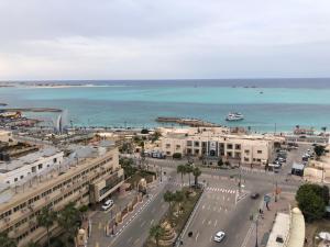 شقه فندقيه مطله على البحر في مرسى مطروح: اطلالة جوية على مدينة مع المحيط