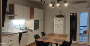 Kitchen o kitchenette sa Apartment Vrboska 4012a