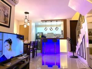 a living room with a tv and a dining room at Mansfield w Parking - Fully airconditioned in Angeles