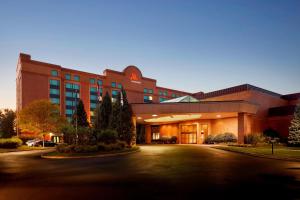 um grande edifício com uma entrada em frente em Marriott Hartford/Windsor Airport em Windsor