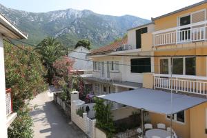 ariaal uitzicht op een gebouw met bergen op de achtergrond bij Holiday apartments Duba Peljeska, Peljesac - 10231 in Trpanj