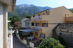 een uitzicht op een gebouw met bergen op de achtergrond bij Holiday apartments Duba Peljeska, Peljesac - 10231 in Trpanj