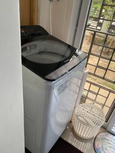 una lavatrice in una stanza con finestra di Mansfield w Parking - Fully airconditioned a Angeles