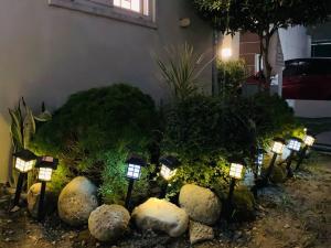 un giardino con molte luci su rocce e piante di Mansfield w Parking - Fully airconditioned a Angeles