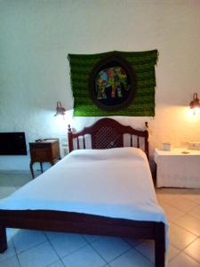 1 dormitorio con 1 cama grande con colcha blanca en Casa Rústica en Santiago del Estero