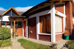 una casa con una casa de ladrillo en Amplia casa con estacionamiento en Esquel