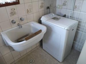 Baño pequeño con aseo y lavamanos en Amplia casa con estacionamiento en Esquel