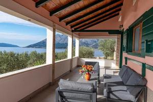 balcone con sedie e tavolo con fiori di Seaside house for families with children Postup, Peljesac - 20849 a Orebić (Sabbioncello)