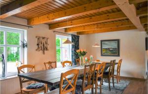 un comedor con una gran mesa de madera y sillas en 7 Bedroom Awesome Home In rkelljunga, en Orkelljunga