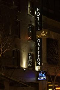 een hotelbord aan de zijkant van een gebouw 's nachts bij Hotel Griffon in San Francisco