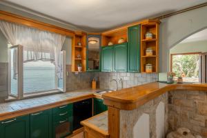 Dapur atau dapur kecil di Seaside house with a swimming pool Prigradica, Korcula - 18788