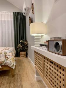 un soggiorno con forno a microonde e tavolo con lampada di Stylish Geelong Cabin - Your home away from home a Belmont