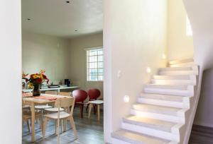Una escalera en una cocina con una mesa y un comedor. en Dazzling house in the heart of Coyoacan/12 guests, en Ciudad de México 50 fotos más