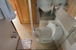 La salle de bains est pourvue de toilettes et d'un lavabo. dans l'établissement Comfortable glamping loft with pool and vineyards, à Rivera