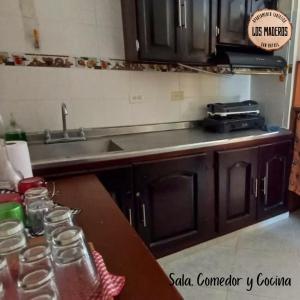 a kitchen with a sink and a counter with glasses at Los Maderos San Rafael Antioquia Apartamento Turístico in San Rafael