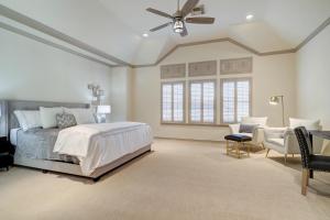 um quarto com uma cama e uma ventoinha de tecto em Spacious & Intimate Townhome near TMC/NRG Stadium/Rice Village em Houston