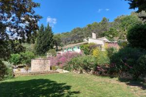 dom na środku ogrodu w obiekcie Villa in Saint-Nazaire with private pool w mieście Saint-Nazaire