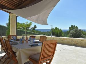 ルシヨンにあるCelebrity style Villa in Roussillon with private pool and garden with viewsのパティオ(テーブル、椅子、パラソル付)