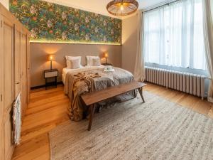 ein Schlafzimmer mit einem Bett und einem Wandgemälde in der Unterkunft Spacious holiday home in Vielsam with garden in Vielsalm