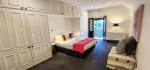 - une chambre avec un lit et une chaise dans l'établissement Grand Terrace With Secret Garden - 4 Bedrooms, à Sydney