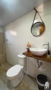 uma casa de banho com um WC branco e um lavatório. em Los Kioscos Coveñas-Tolu em Coveñas
