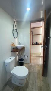 コベニャスにあるLos Kioscos Coveñas-Toluのバスルーム(白いトイレ、シンク付)