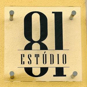 a sign with the number installed on a wall at ESTÚDIO 81 junto à Sinagoga in Tomar