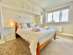 a bedroom with a large bed with two towels on it at Heidaway - Padstow in Padstow
